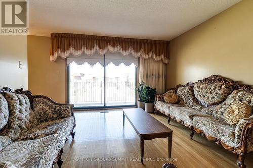 1571 Corkstone Glade, Mississauga, ON - Indoor Photo Showing Living Room