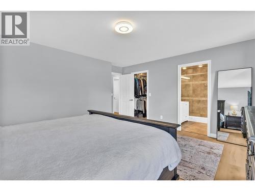 3350 Larkspur Court, Kelowna, BC - Indoor Photo Showing Kitchen With Double Sink With Upgraded Kitchen