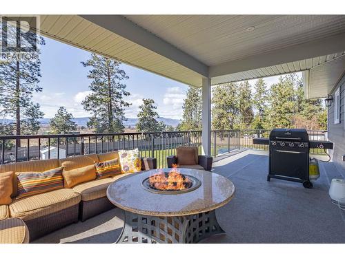 3350 Larkspur Court, Kelowna, BC - Indoor Photo Showing Kitchen With Upgraded Kitchen