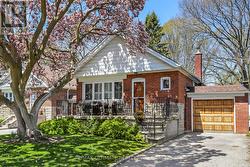 220 PARKVIEW HILL CRESCENT Toronto, ON M4B 1R8
