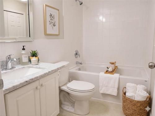 393 Tweed Avenue, Winnipeg, MB - Indoor Photo Showing Bathroom