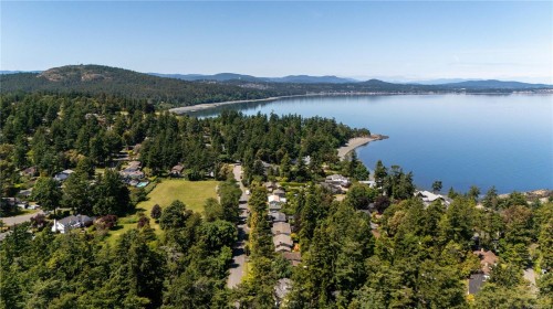 1896 Leyns Rd, Saanich, BC 