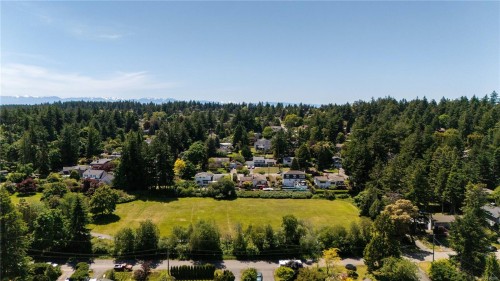 1896 Leyns Rd, Saanich, BC 