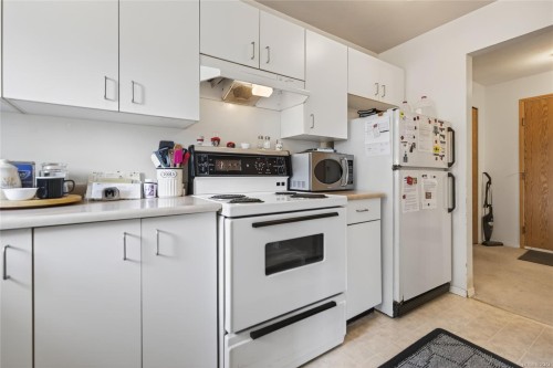 311-200 Back Rd, Courtenay, BC - Indoor Photo Showing Kitchen