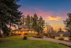 240 Viaduct Ave WESTSaanich, BC V9E 2B6