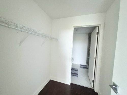 Penderie (Walk-in) - 515-5905 Boul. Du Quartier, Brossard, QC 