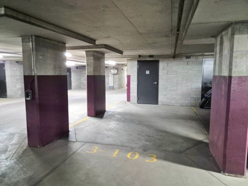 Garage - 515-5905 Boul. Du Quartier, Brossard, QC 