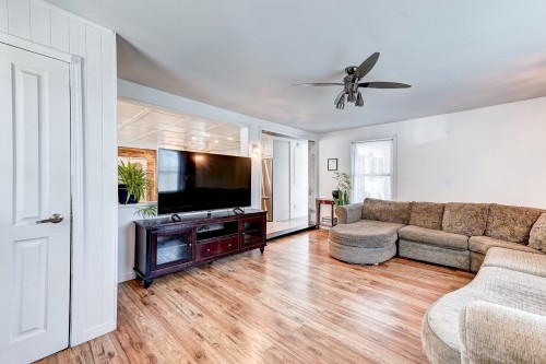 Salon - 1330 Ch. Fournier, Acton Vale, QC - Indoor Photo Showing Living Room