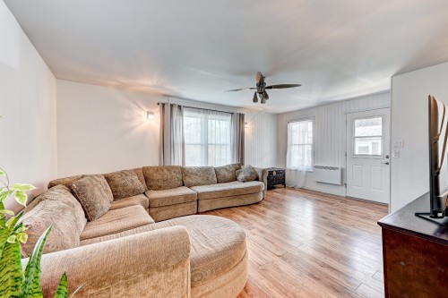 Salon - 1330 Ch. Fournier, Acton Vale, QC - Indoor Photo Showing Living Room
