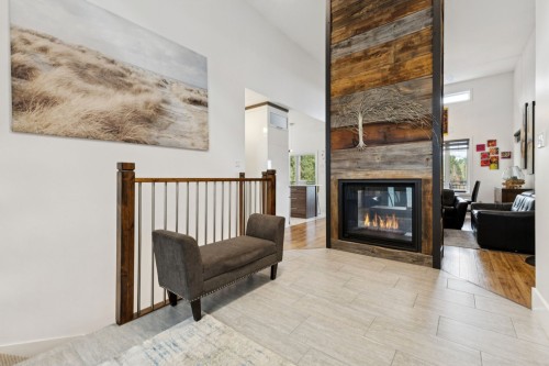 Hall d'entrée/Vestibule - 582 Ch. Du Lac-Beauclair, La Pêche, QC - Indoor Photo Showing Living Room With Fireplace