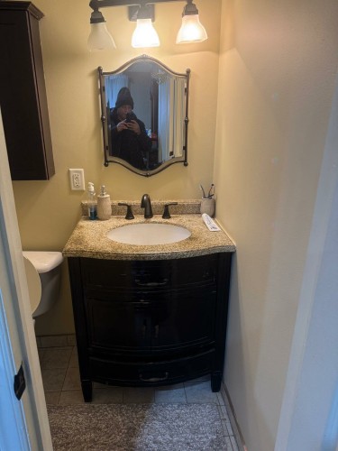 Powder room - 22 Rue Maisonneuve, Dollard-Des-Ormeaux, QC - Indoor Photo Showing Bathroom