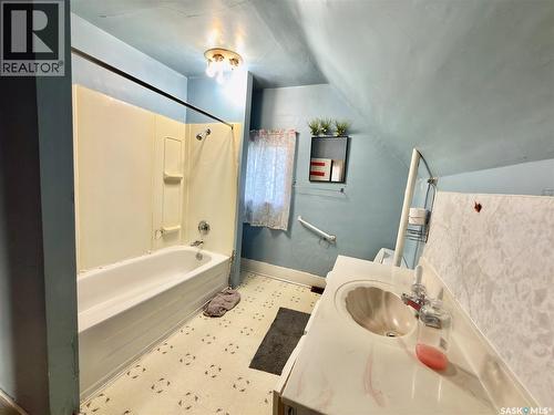 313 Grant Avenue, Hanley, SK - Indoor Photo Showing Bathroom