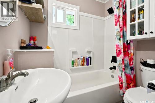 4805 7Th Avenue, Regina, SK - Indoor Photo Showing Bathroom