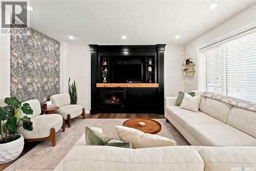 8607 Wascana Gardens Lane, Regina, SK - Indoor Photo Showing Living Room