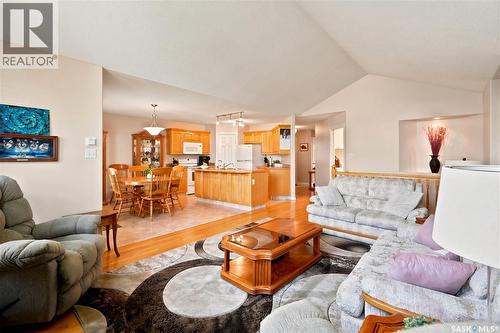 3291 Thames Crescent E, Regina, SK - Indoor Photo Showing Living Room