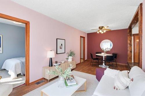127 Hespeler Ave, Winnipeg, MB - Indoor Photo Showing Living Room