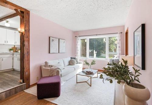 127 Hespeler Ave, Winnipeg, MB - Indoor Photo Showing Living Room
