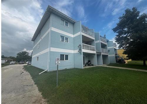 306-92 Fifth St, Beausejour, MB - Outdoor With Balcony