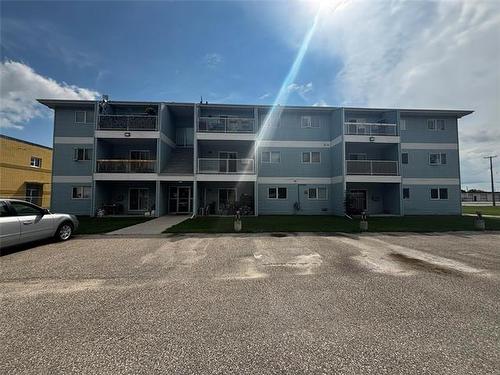 306-92 Fifth St, Beausejour, MB - Outdoor With Balcony With Facade