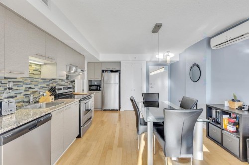 Coin-repas - 306-10150 Place De L'Acadie, Montréal (Ahuntsic-Cartierville), QC - Indoor Photo Showing Kitchen With Upgraded Kitchen
