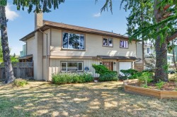 2188 Calvin Ave Sidney, BC V8L 4C3