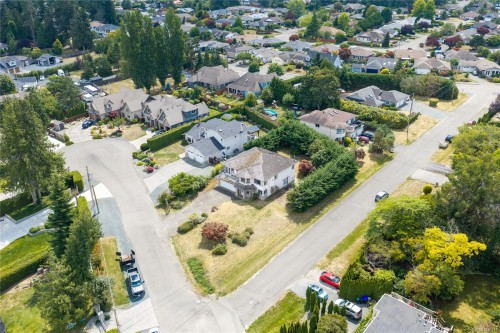 876 Cavin Rd, French Creek, BC 