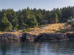 2550 Queenswood Dr Saanich, BC V8N 1X5