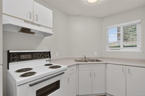 #105-200 Back Rd, Courtenay, BC - Indoor Photo Showing Kitchen With Double Sink