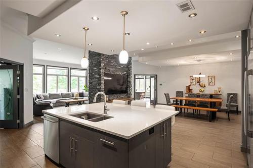 186 Bridgeview Dr, St Clements, MB - Indoor Photo Showing Kitchen With Double Sink With Upgraded Kitchen
