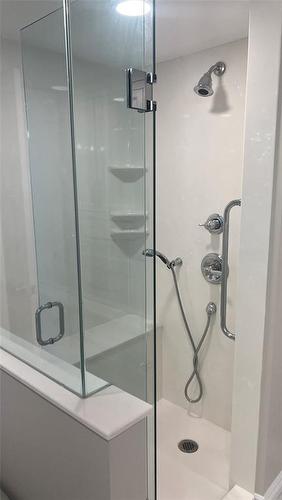 M-212-1520 Venetian Boulevard, Point Edward, ON - Indoor Photo Showing Bathroom