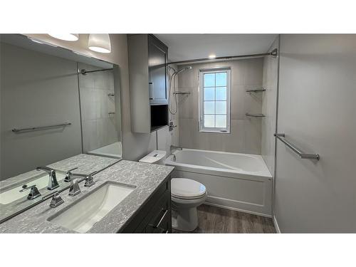 M-212-1520 Venetian Boulevard, Point Edward, ON - Indoor Photo Showing Bathroom