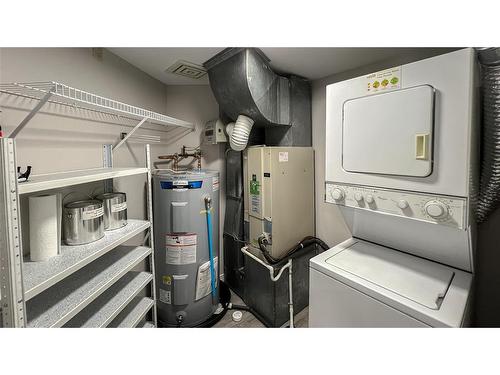 M-212-1520 Venetian Boulevard, Point Edward, ON - Indoor Photo Showing Laundry Room