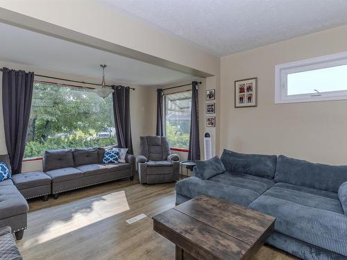 503 Prince Arthur Boulevard, Thunder Bay, ON - Indoor Photo Showing Living Room