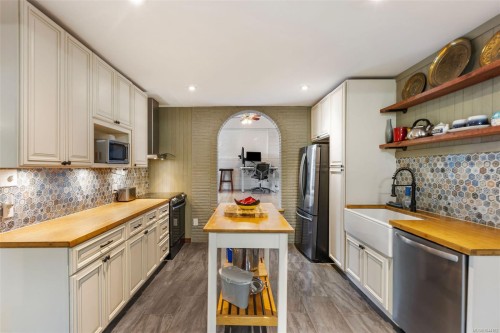 4054 Grange Rd, Saanich, BC 