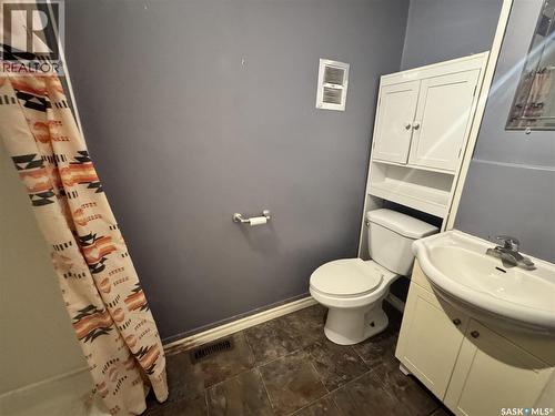 303 4Th Avenue W, Biggar, SK - Indoor Photo Showing Bathroom