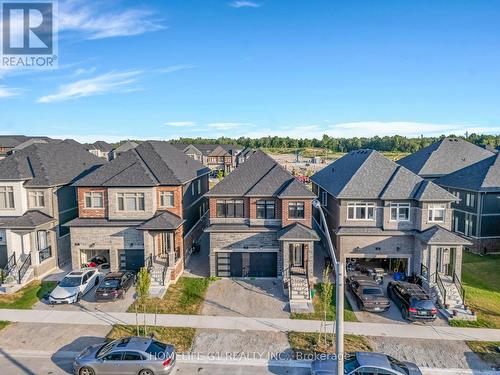 7 BARNYARD TRAIL  Barrie, ON L9J 0Y1