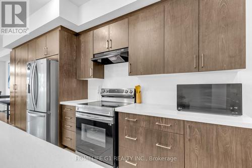 7 Barnyard Trail, Barrie, ON - Indoor Photo Showing Kitchen