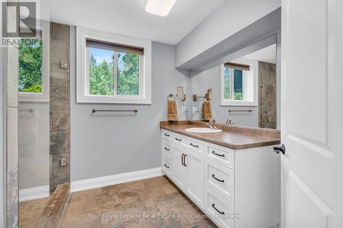 5594 First Line, Erin, ON - Indoor Photo Showing Bathroom