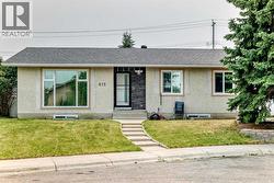 615 Marian Crescent NE  Calgary, AB T2A 2Y5