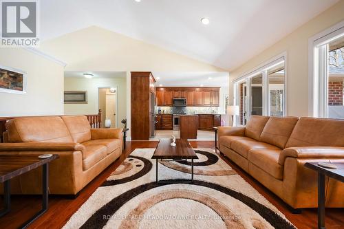834603 4Th Line Ehs, Mono, ON - Indoor Photo Showing Living Room