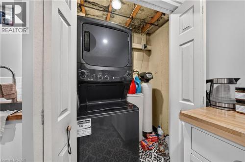 Built-in stackable laundry unit with a patterned floor - 111 Kimberly Crescent, Kitchener, ON 