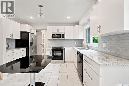 225 Clearwater Court, Saskatoon, SK - Indoor Photo Showing Kitchen