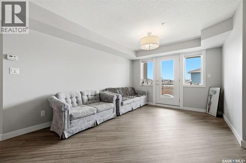 212 5301 Universal Crescent, Regina, SK - Indoor Photo Showing Living Room