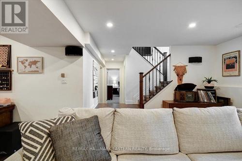 11 Hillside Drive, Selwyn, ON - Indoor Photo Showing Living Room
