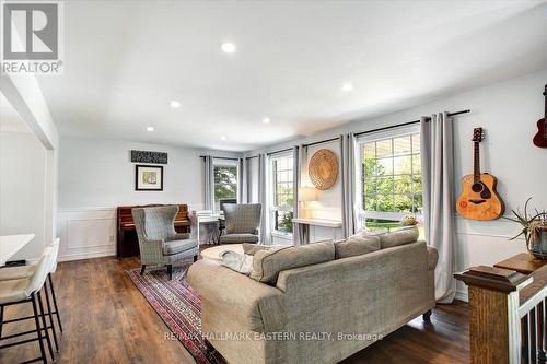 11 Hillside Drive, Selwyn, ON - Indoor Photo Showing Living Room