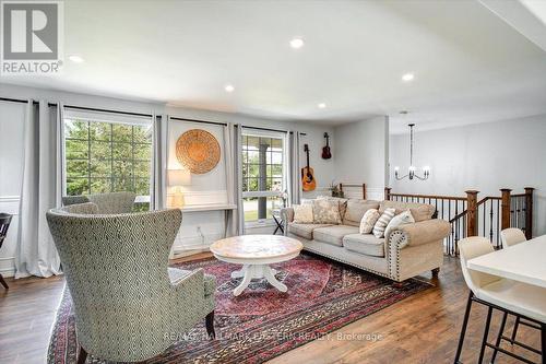 11 Hillside Drive, Selwyn, ON - Indoor Photo Showing Living Room