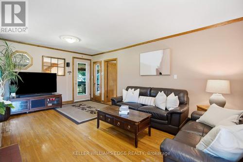 162 5Th Concession Road E, Hamilton, ON - Indoor Photo Showing Living Room