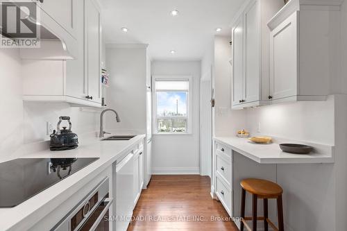 1088 Cherriebell Road, Mississauga, ON - Indoor Photo Showing Kitchen With Double Sink With Upgraded Kitchen