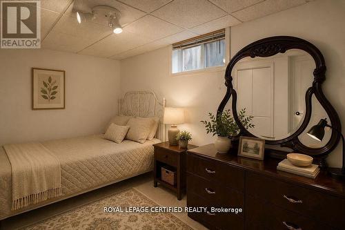 35 Trenholme Crescent, Hamilton, ON - Indoor Photo Showing Bedroom