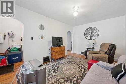 Living area with hardwood flooring and light-toned walls - 95 Forest Road, Cambridge, ON - Indoor